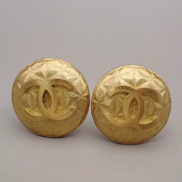 CHANEL CC Logo Round Button Earrings 95P Clip-On Gold GHW France Vintage 32RK782 - Picture 1 of 8